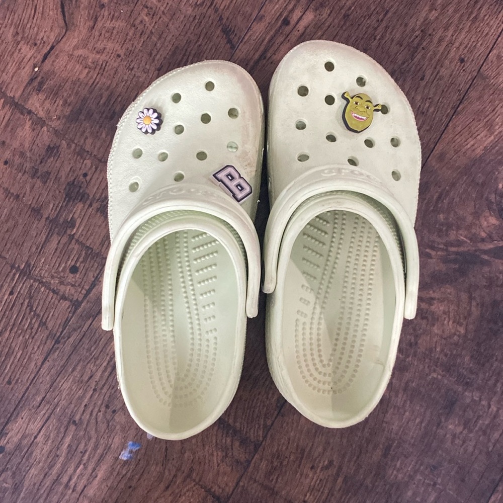 crocs | green | size 6 W